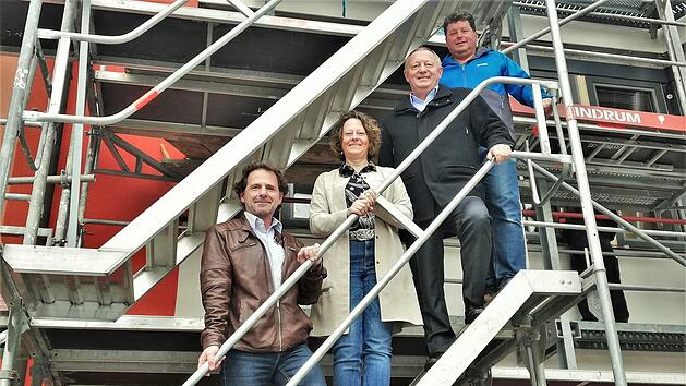 Alle Verantwortlichen sind mit dem planm&auml;&szlig;igen Verlauf der Sanierungsarbeiten in der Berufsschule zufrieden (von links): Architekt Reinhard Seufert (Poppenlauer), Schulleiterin Karin Maywald, Landrat Thomas Bold und Hausmeister Werner Schmitt. Sigismund von Dobsch&uuml;tz