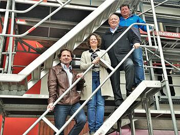 Alle Verantwortlichen sind mit dem planmäßigen Verlauf der Sanierungsarbeiten in der Berufsschule zufrieden (von links): Architekt Reinhard Seufert (Poppenlauer), Schulleiterin Karin Maywald, Landrat Thomas Bold und Hausmeister Werner Schmitt. Sigismund von Dobschütz