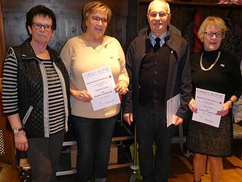 Geehrt wurden Peter Hrach für 35 Jahre sowie Doris Vogel und Elisabeth Zehden für jeweils fünf Jahre Mitgliedschaft beim BRK, links  KAB-Leiterin Marlene Hammelmann.