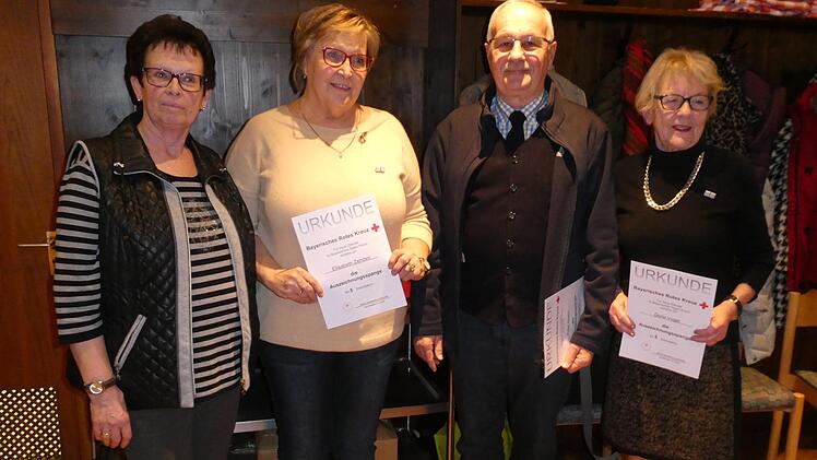 Geehrt wurden Peter Hrach für 35 Jahre sowie Doris Vogel und Elisabeth Zehden für jeweils fünf Jahre Mitgliedschaft beim BRK, links  KAB-Leiterin Marlene Hammelmann.