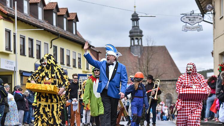 Der Eberner Gaudiwurm trotzte dem trüben Wetter und versprühte tolle Faschingsstimmung. Foto: Ryan Evans