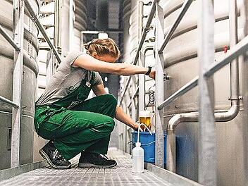 Brauerin bei der Probenentnahme: Bayerisches Bier ist weltweit stark gefragt, die Unternehmen verzeichnen steigende Absätze. Jetzt können sich auch die Beschäftigten in den Brauereien des Landkreises freuen: Für sie gibt es insgesamt 4,1 Prozent m...