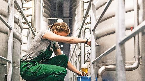 Brauerin bei der Probenentnahme: Bayerisches Bier ist weltweit stark gefragt, die Unternehmen verzeichnen steigende Absätze. Jetzt können sich auch die Beschäftigten in den Brauereien des Landkreises freuen: Für sie gibt es insgesamt 4,1 Prozent m...