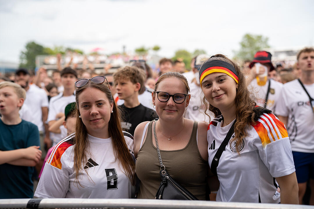 Fans schauen das EM-Viertelfinale zwischen Duetschland und Spanien in Nürnberg