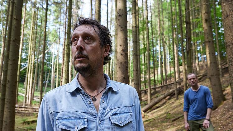 Bodo (Hans L&ouml;w, links) und Thies (Mark Waschke) verfolgen eine Spur im Wald. K&ouml;nnte der verschwundene Aaron hier gefunden werden? Ist der Junge vielleicht schon tot?