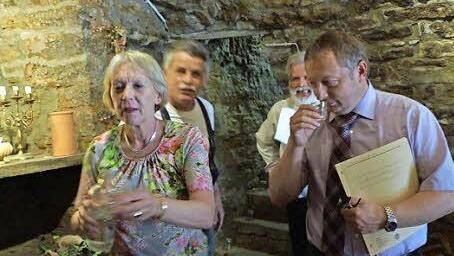 Regine Kuhn schenkt Schnaps aus.