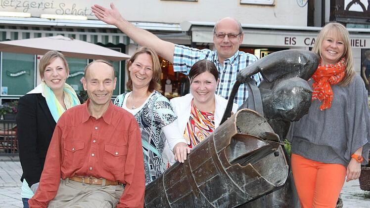 Die neue Führungsriege (v.r.): Doris Homann, Roland Hofmann, Vicki Dauer, Sonja Müller, Peter Sandner und Marina Gröger Foto: fra-press