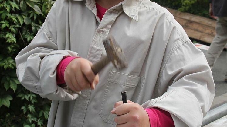 Lieselotte macht ein Herz, später wird sie es rosa anmalen. Foto: Gerda Völk