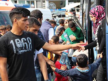 Am Montagmittag erreicht der erste Bus aus Schweinfurt mit 55 Flüchtlingen die Notunterkunft in Bad Kissingen.  Foto: Benedikt Borst