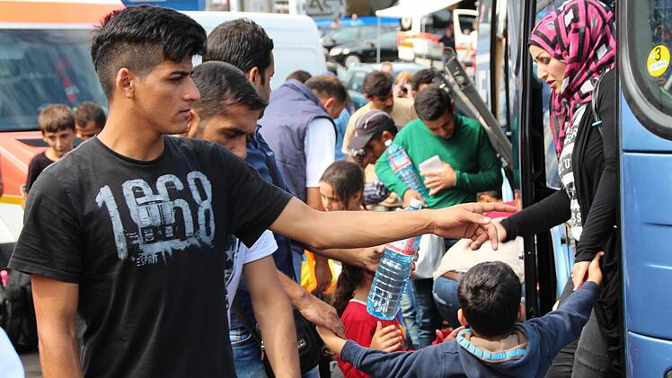 Am Montagmittag erreicht der erste Bus aus Schweinfurt mit 55 Flüchtlingen die Notunterkunft in Bad Kissingen.  Foto: Benedikt Borst