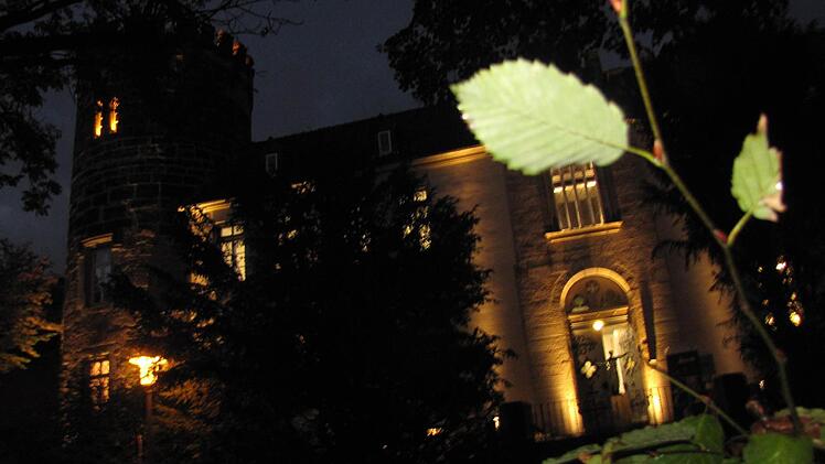 Hexenturm und Sonntagsschule waren während der Preisverleihung wirkungsvoll illuminiert. Foto: Martin Koch