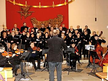 Der gemeinsame Auftritt gab dem Konzert Schwung und Kraft. Unser Bild zeigt den Chor von St. Magdalena Ebelsbach und St. Kilian Haßfurt unter der Leitung von Dekanatskantor Johannes Eirich mit dem Orchester der Hochschule für Musik in Würzburg.