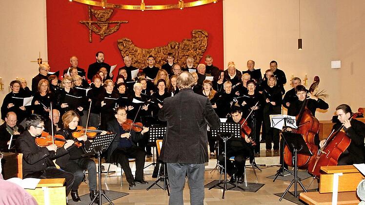 Der gemeinsame Auftritt gab dem Konzert Schwung und Kraft. Unser Bild zeigt den Chor von St. Magdalena Ebelsbach und St. Kilian Haßfurt unter der Leitung von Dekanatskantor Johannes Eirich mit dem Orchester der Hochschule für Musik in Würzburg.