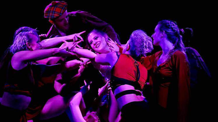 Vorstellung der Absolventen der Staatlichen Artistenschule Berlin im Circus Luna Foto: Gerd Schaar