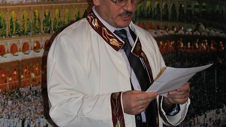 Imam Osman Harbi betet zu Gott. Foto: Manja von Nida