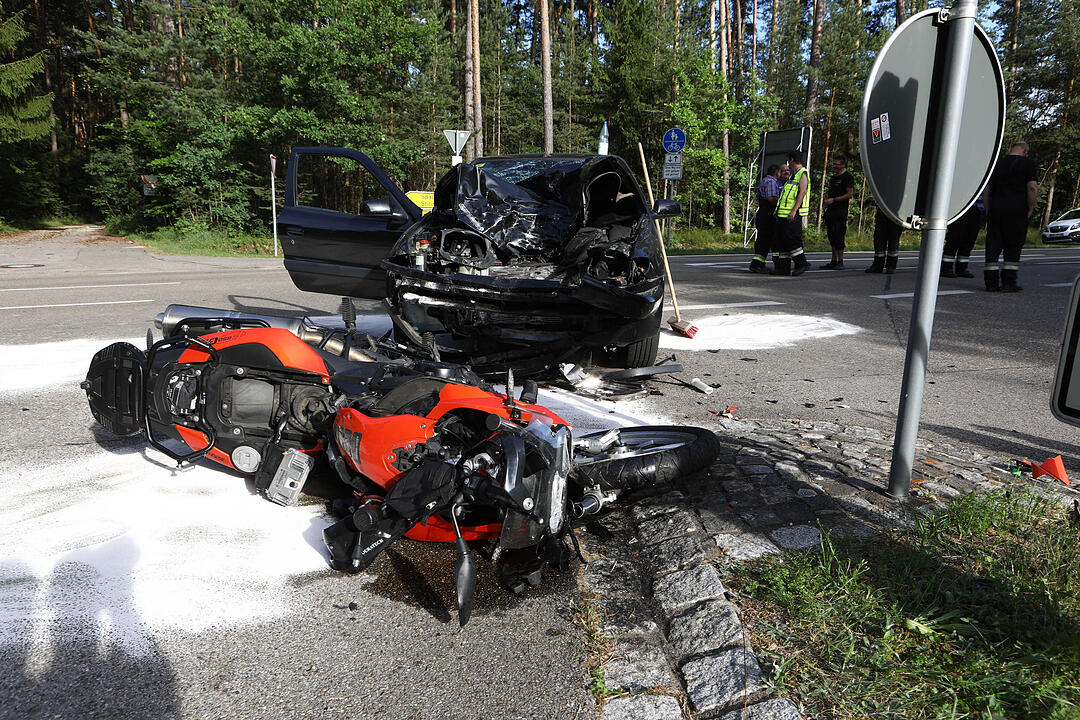 Pleinfeld: 22-jährige Bikerin stirbt bei Unfall