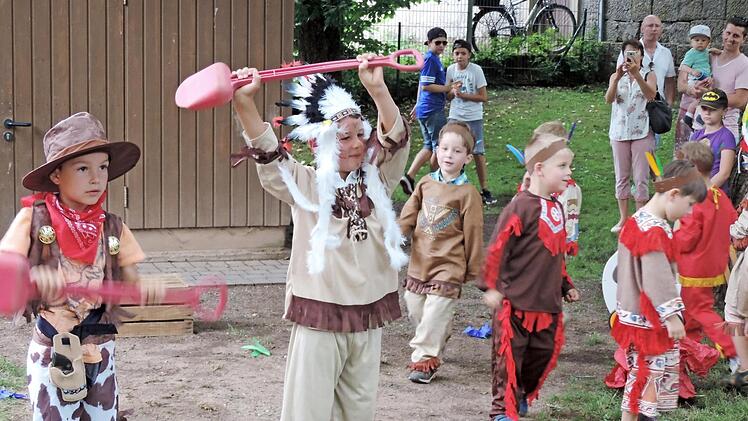 Kinder tanzten zum Oldie "Da sprach der alte Häuptling der Indianer".