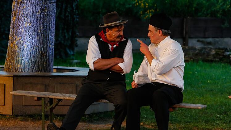 Szene aus "Don Camillo und Peppone" mit Lutz Leyh als Peppone (links ) und Gregor Nöllen als Don Camillo  Foto: Matthias Hoch