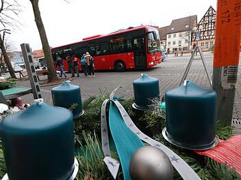 Noch bevor die erste Adventskerze brennt, ist eine Debatte um das kostenlose Parken während der Weihnachtszeit entbrannt. Die Grünen fordern stattdessen kostenfreie Nutzung des öffentlichen Nahverkehrs.  Foto: Josef Hofbauer