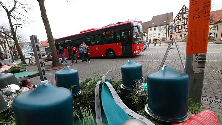 Noch bevor die erste Adventskerze brennt, ist eine Debatte um das kostenlose Parken während der Weihnachtszeit entbrannt. Die Grünen fordern stattdessen kostenfreie Nutzung des öffentlichen Nahverkehrs.  Foto: Josef Hofbauer