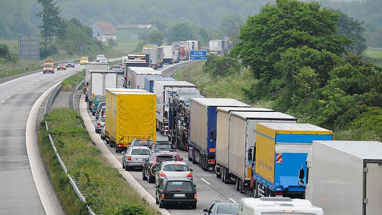 Die Sperrung einer Autobahn sorgt immer für Staus. So auch auf der A3 am Samstag in Unterfranken. Dort waren zwei Autos ineinander gefahren. Symbolfoto: Benjamin Nolte/Adobe Stock