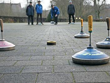 Josef Lemberger (Mitte hinten) vom SC Bad Kissingen versucht, mit dem "Stock" m&ouml;glichst nah an die runde "Daube" zu kommen.