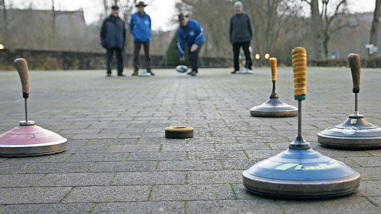 Josef Lemberger (Mitte hinten) vom SC Bad Kissingen versucht, mit dem "Stock" m&ouml;glichst nah an die runde "Daube" zu kommen.