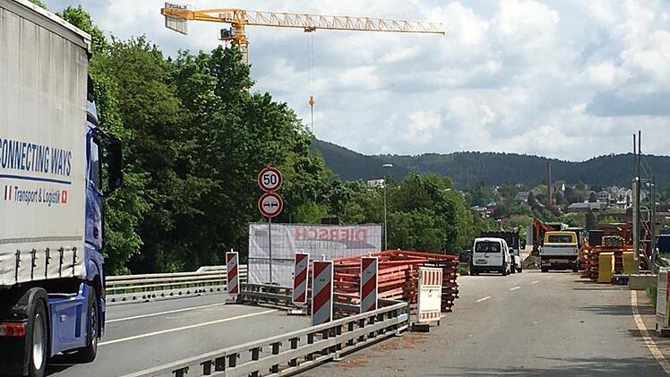 An der Zufahrt von der Nordumgehung zur B 85 befindet sich in Richtung Kreuzstein eine Baustelle. Hier wird die Brücke über die darunter verlaufende Bahnlinie instandgesetzt. Die Maßnahme soll Ende des Jahres abgeschlossen werden.