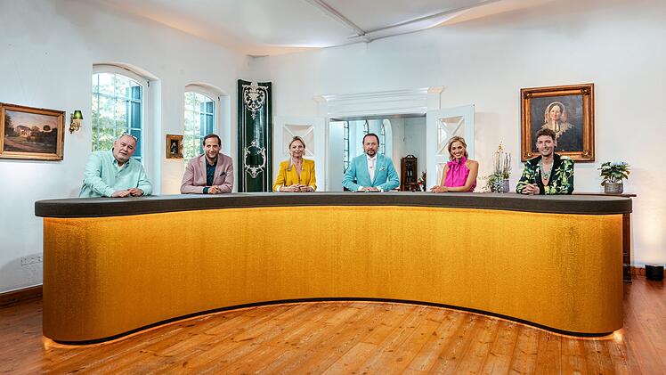 Im Handelsraum blieb ein wildes Wettbieten dann aber doch aus. Schließlich kaufte Kunstliebhaber Fabian Kahl (rechts) das Hellhoff-Gemälde - für 1200 Euro.