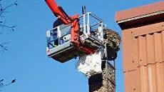 Mit dem Hubsteiger erreichen die Helfer ihren Arbeitsplatz.