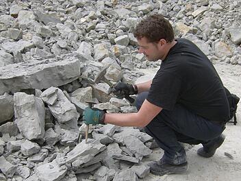 Daniel Knillmann klopft Steine im Steinbruch. Fotos: Malbrich
