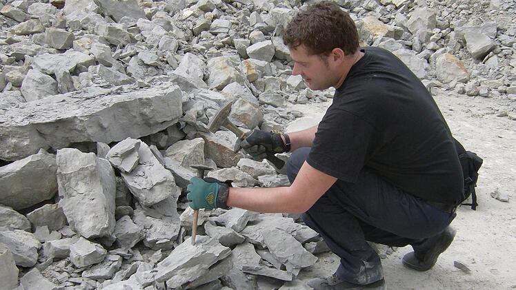 Daniel Knillmann klopft Steine im Steinbruch. Fotos: Malbrich