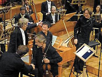 Nach dem Tripelkonzert: Im Vordergrund Giuliano Carmignola, dahinter Martin Haselböck und Melvyn Tan, rechts Jan Vogler. Foto: Ahnert