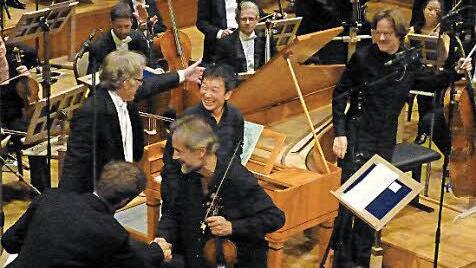 Nach dem Tripelkonzert: Im Vordergrund Giuliano Carmignola, dahinter Martin Haselböck und Melvyn Tan, rechts Jan Vogler. Foto: Ahnert