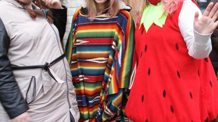 Sie winken den Zug fröhlich zu.