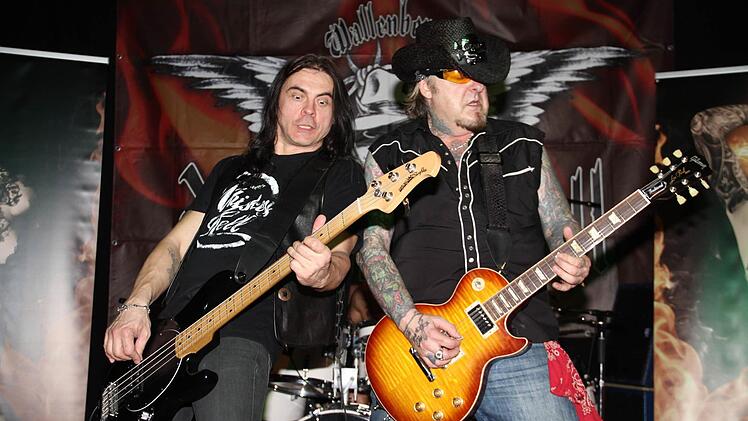 Virtuos auf den Gitarren: Oliver Wallenberg (rechts) und Carsten Meyer Foto: Gerda Völk