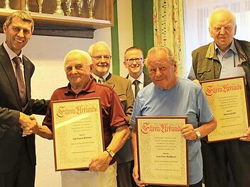 Reinhard Dölfel gratuliert Gerhard Bittner. Dahinter sind Helmut Hänchen, Martin Wretschitsch. Außerdem noch auf dem Bild sind die Geehrten Joachim Rothert (Mitte) und Hans Leicht (rechts). Fotos: Carmen Schwind