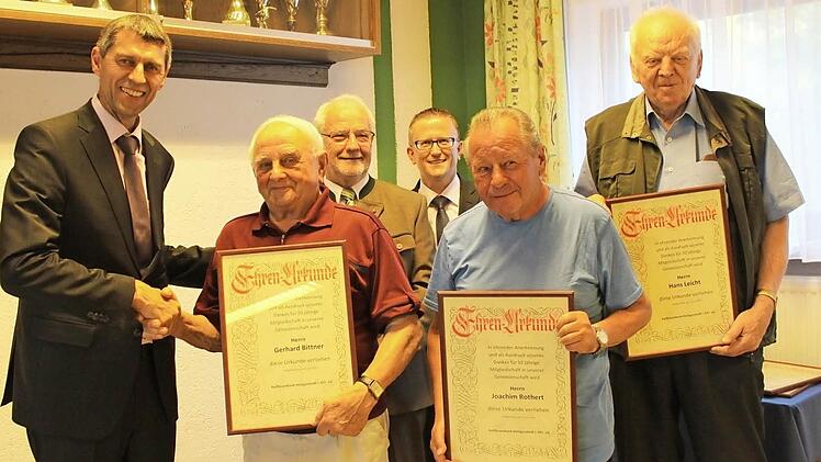 Reinhard Dölfel gratuliert Gerhard Bittner. Dahinter sind Helmut Hänchen, Martin Wretschitsch. Außerdem noch auf dem Bild sind die Geehrten Joachim Rothert (Mitte) und Hans Leicht (rechts). Fotos: Carmen Schwind