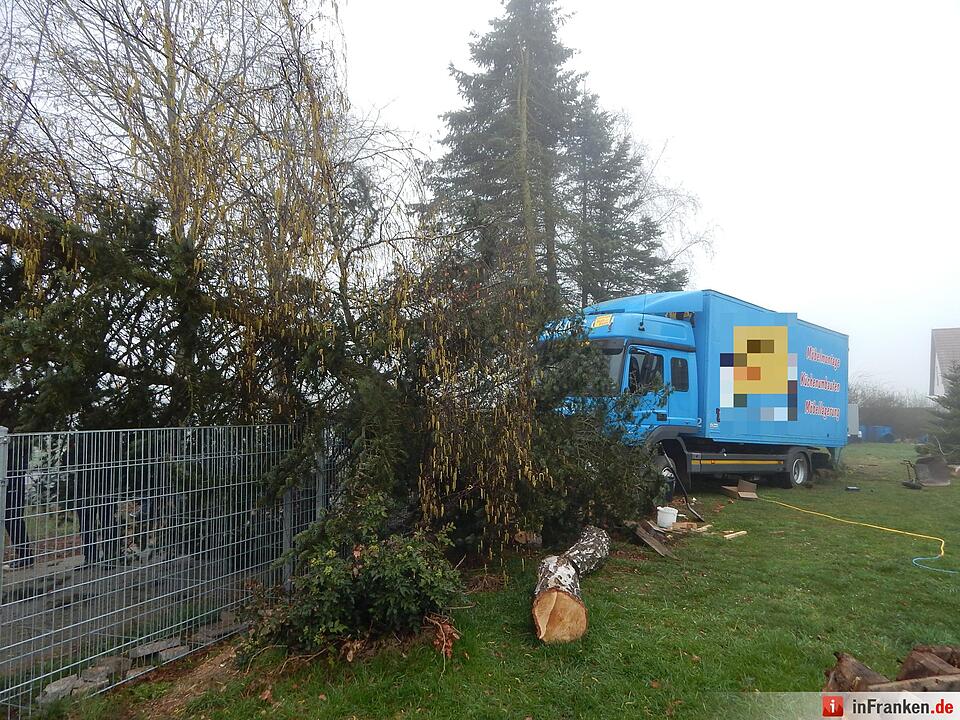Lkw fährt bei Neudrossenfeld in Vorgarten