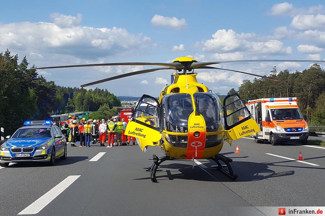 A9: Kleintransporter prallt gegen Heck eines Lkws – drei Menschen schwer verletzt