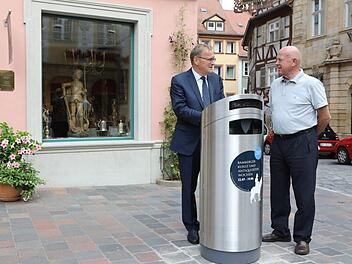 Freuen sich, dass die Abfallhaie von nun an Bambergs Müll schlucken Oberbürgermeister Andreas Starke (links) und Walter Senger (Antiquitäten Senger). Foto Barbara Herbst