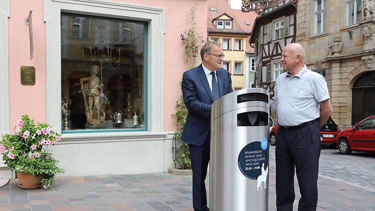 Freuen sich, dass die Abfallhaie von nun an Bambergs Müll schlucken Oberbürgermeister Andreas Starke (links) und Walter Senger (Antiquitäten Senger). Foto Barbara Herbst