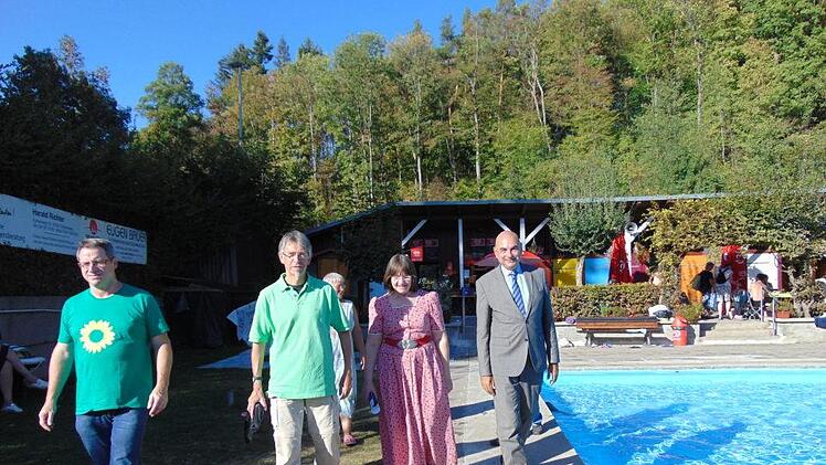 Rundgang im Freibad Foto: petra Malbrich