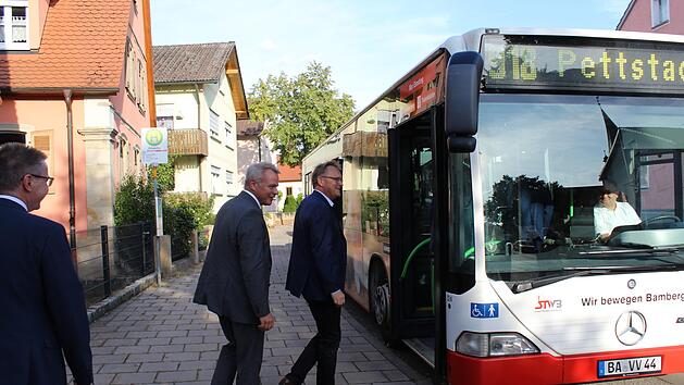 Bitte einsteigen: Die Vertreter von Gemeinde und Stadt mit Bambergs OB Starke voran betreten symbolisch den Stadtbus nach Pettstadt. Foto: Baier