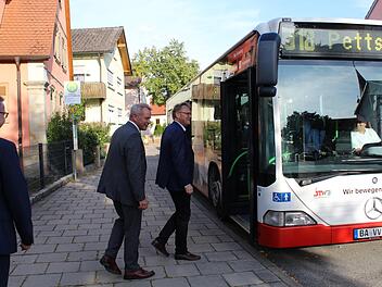 Bitte einsteigen: Die Vertreter von Gemeinde und Stadt mit Bambergs OB Starke voran betreten symbolisch den Stadtbus nach Pettstadt. Foto: Baier