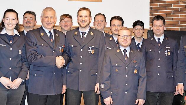 Verabschiedungen und Ehrungen in Mährenhausen (von links): Detlef Schoder, Franziska Neubauer, Richard Hielscher, Norbert Renner, Dawid König, Tobias Krämer, Bürgermeister Tobias Ehrlicher, Maximilian Hielscher, Dominik Krämer, Julius Neubauer, Heiko Fischer und Stefan Püls  Foto: Richard Hielscher