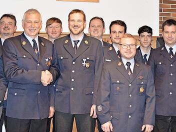 Verabschiedungen und Ehrungen in M&auml;hrenhausen (von links): Detlef Schoder, Franziska Neubauer, Richard Hielscher, Norbert Renner, Dawid K&ouml;nig, Tobias Kr&auml;mer, B&uuml;rgermeister Tobias Ehrlicher, Maximilian Hielscher, Dominik Kr&auml;mer, Julius Neubauer, Heiko Fischer und Stefan P&uuml;ls  Foto: Richard Hielscher