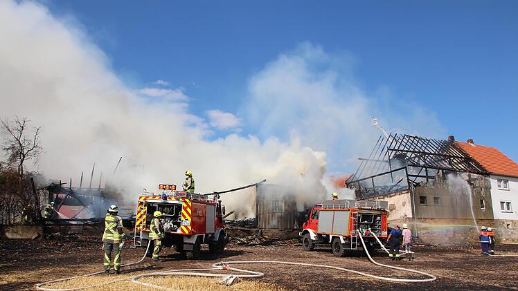 Von allen Seiten rückten die Wehren dem Feuer zu Leibe. Foto: Johannes Schlereth