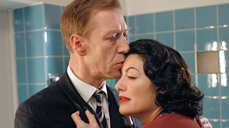 Nachkriegsmann Richard (Oliver Stritzel) versucht, seine Frau Ursula (Christine Neubauer) zu tr&ouml;sten. Die jedoch wurde von Schatten der Vergangenheit eingeholt.