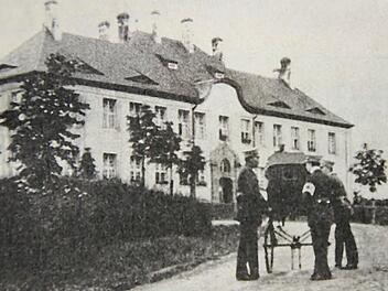 Eine Aufnahme aus den ersten Jahren des Eberner Krankenhauses. Damals wurden die Patienten von der 1914 gegründeten Sanitätskolonne des Roten Kreuzes noch mit der "Rädertrage" eingeliefert.   Repros/Fotos: Günther Geiling (4) und Eckehard Kiesewetter